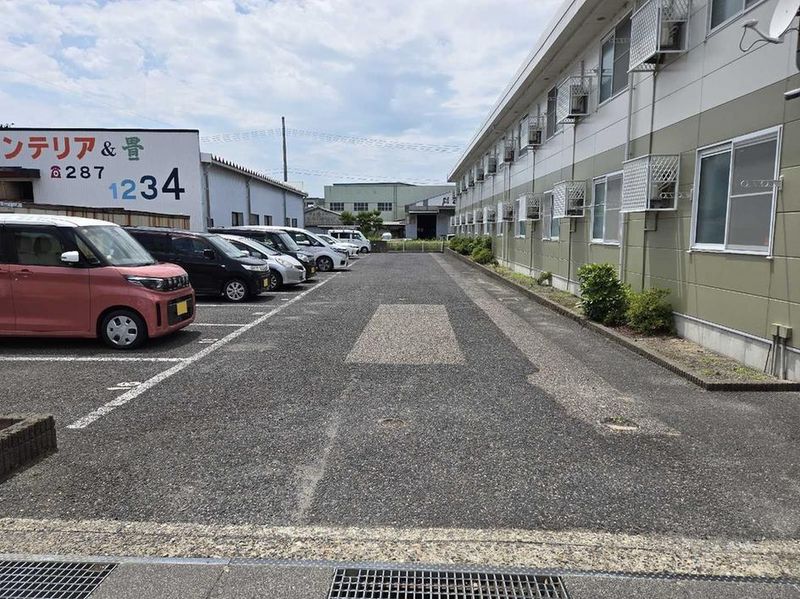 レオパレスマ　メゾン 駐車場