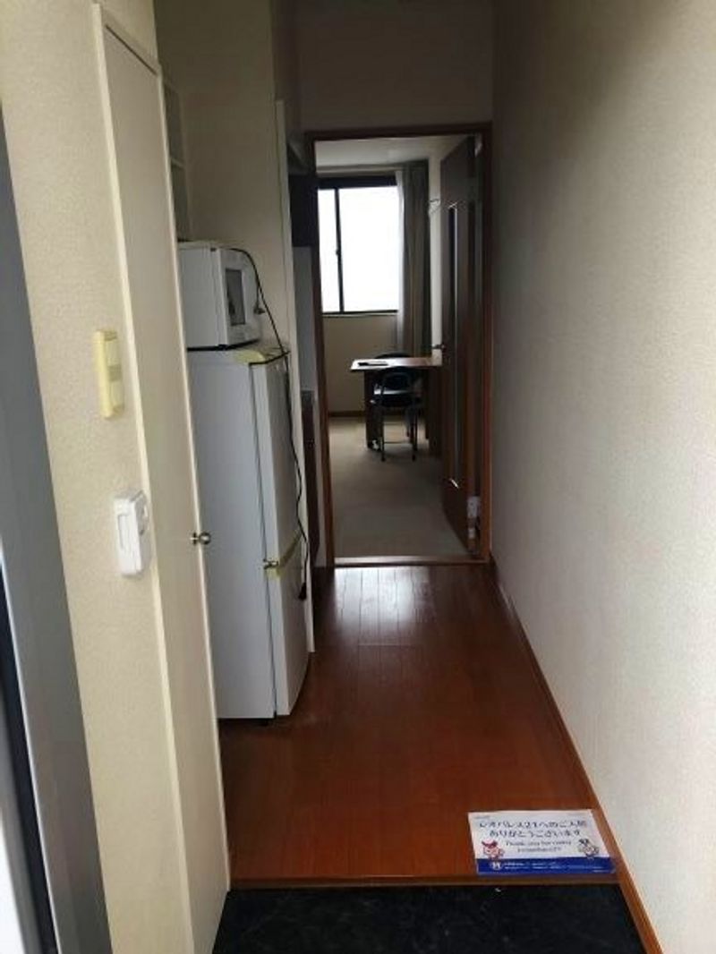 レオパレスアバンティ 玄関