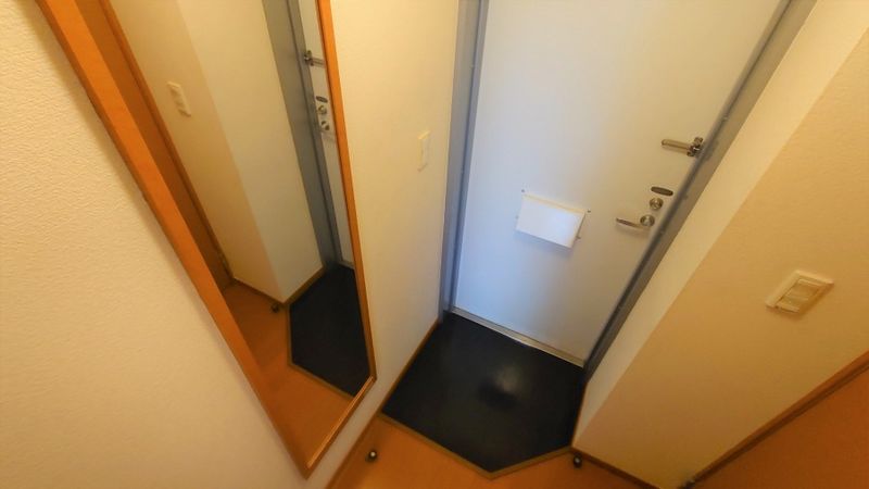 レオパレスフトゥーロ 玄関
