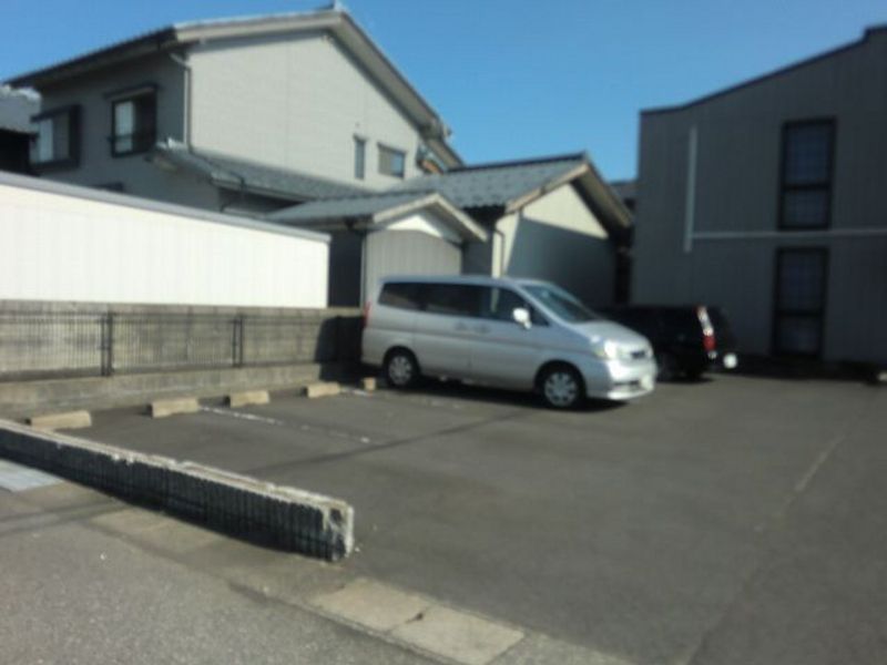 レオパレスラポール 駐車場