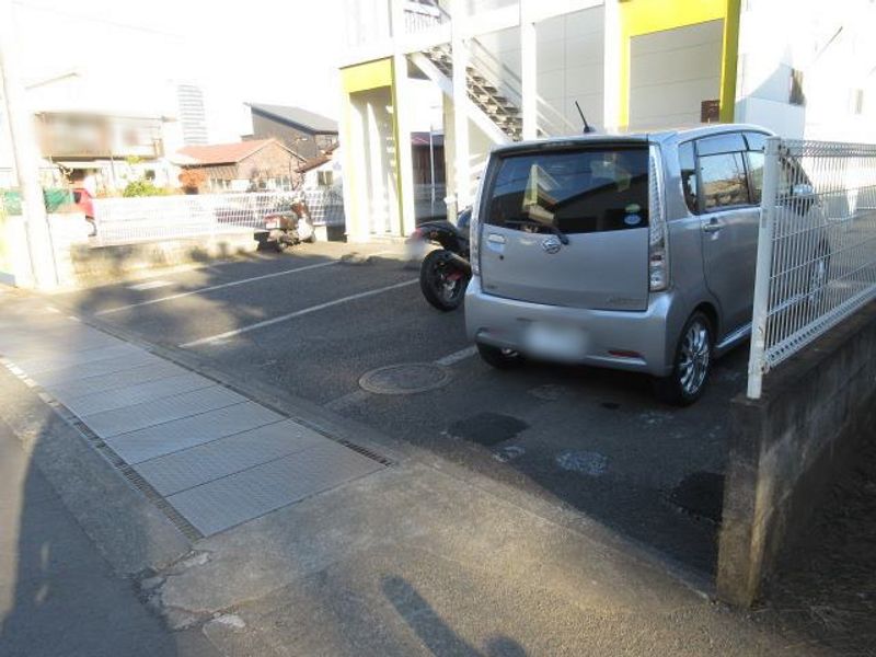 レオパレスブランシェ海老名Ⅲ 駐車場