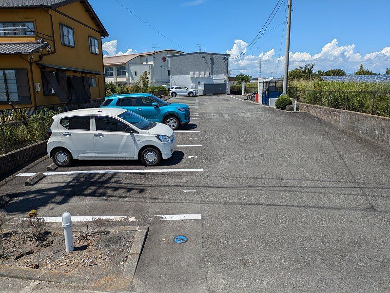 レオパレスグランドゥール 駐車場