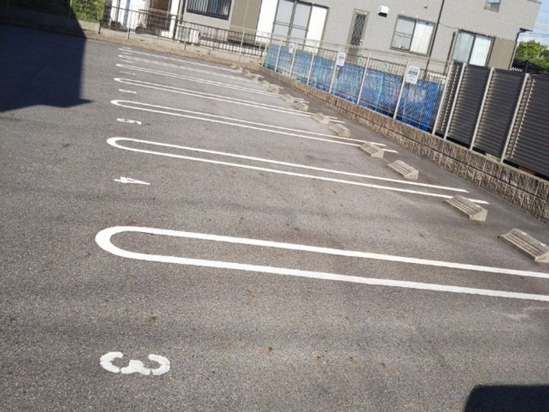 レオパレスふじ 駐車場