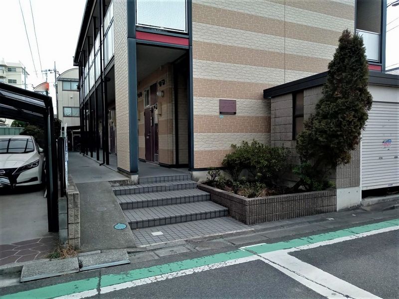 レオパレスウィスタリア エントランス