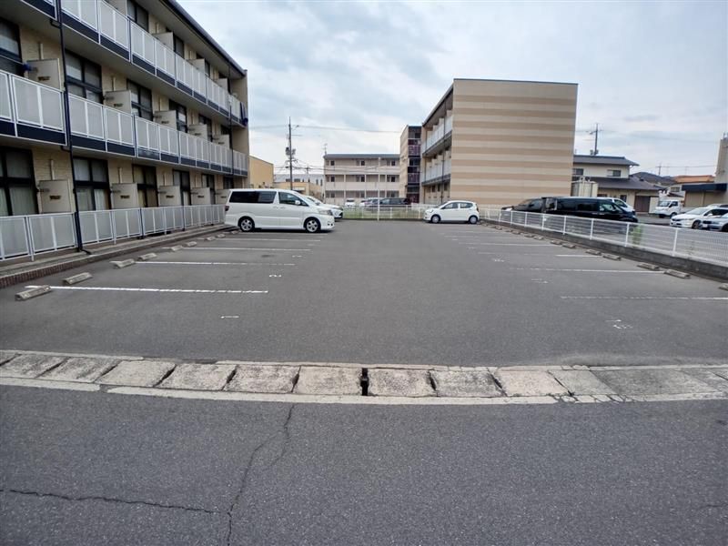 レオパレスエレガンスＫ 駐車場