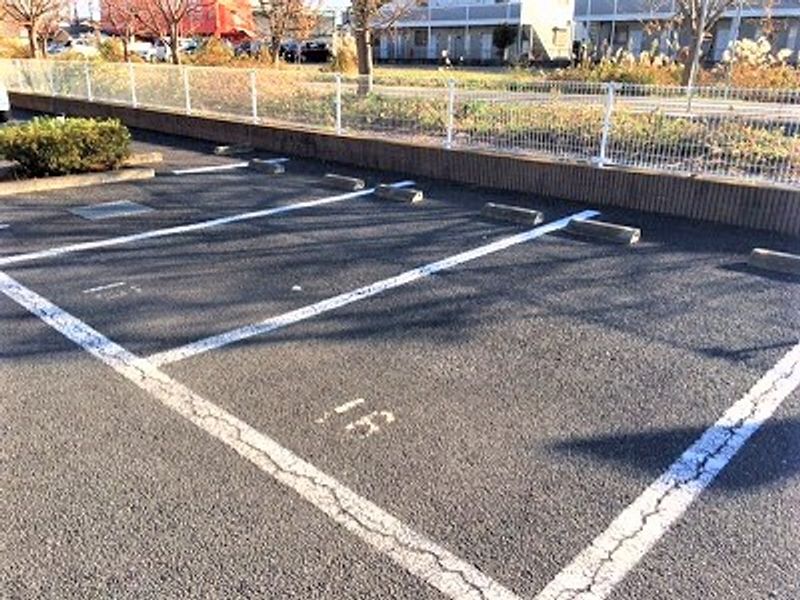 レオパレストレランス 駐車場