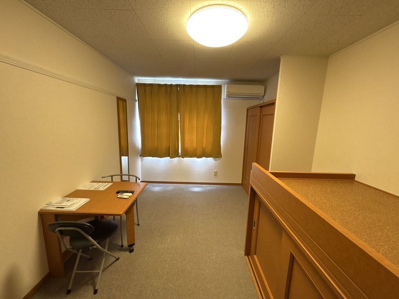 レオパレス三丁田 居間