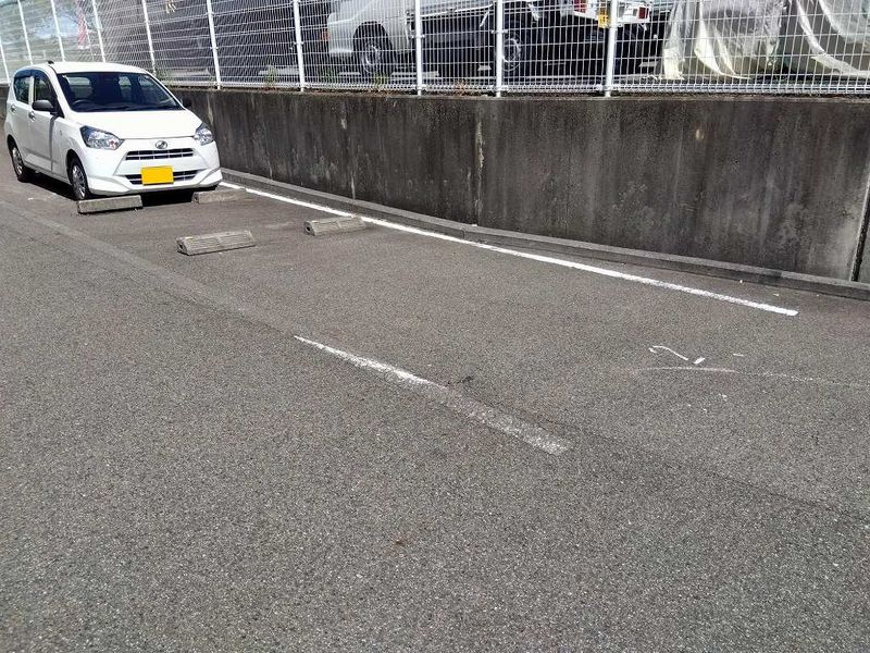レオネクストウリュウ 駐車場