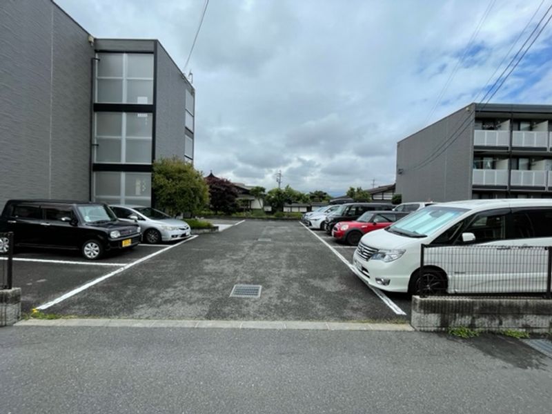 レオパレススターブライト 駐車場