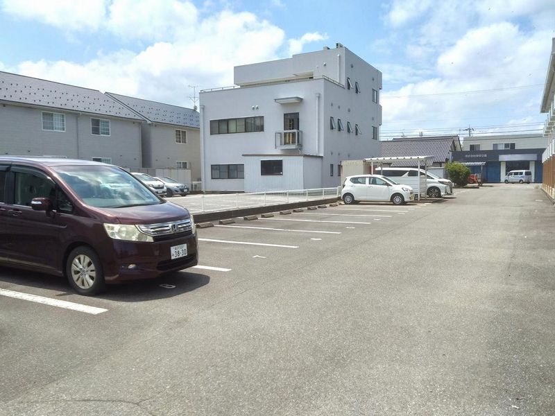 レオパレスプレミール 駐車場