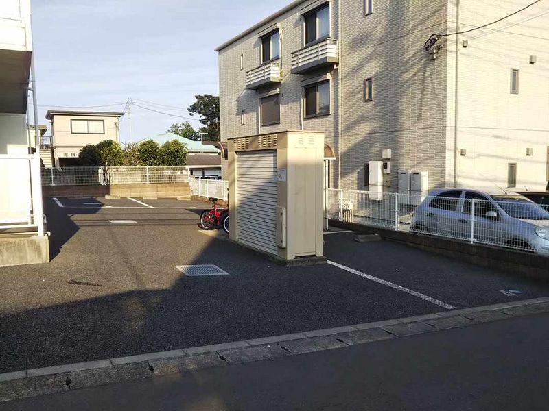レオパレス寺尾台 駐車場