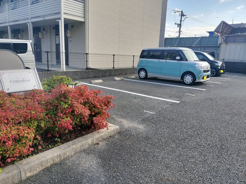 レオパレスコモディタ 駐車場