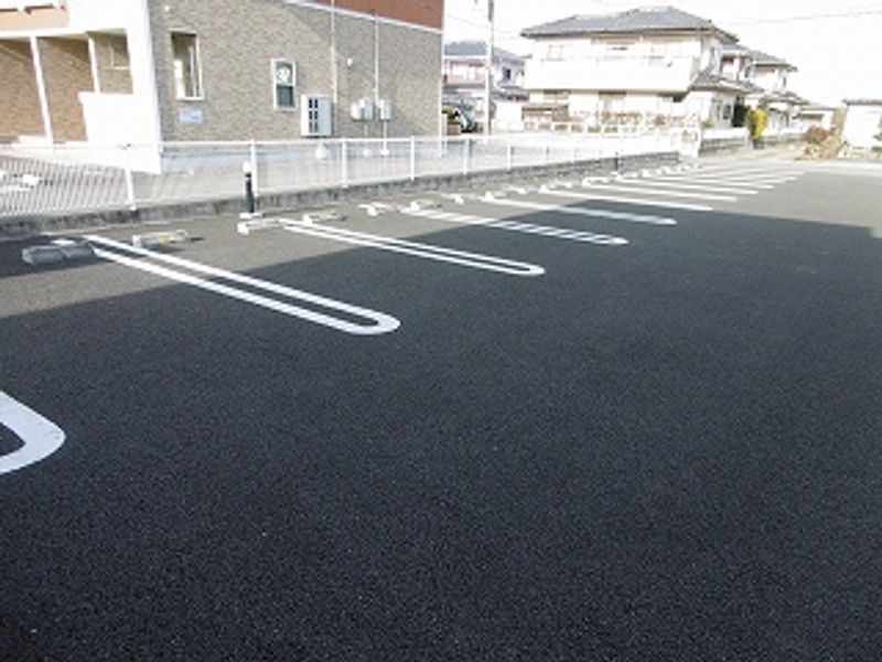 クレイノニュースズクラ 駐車場