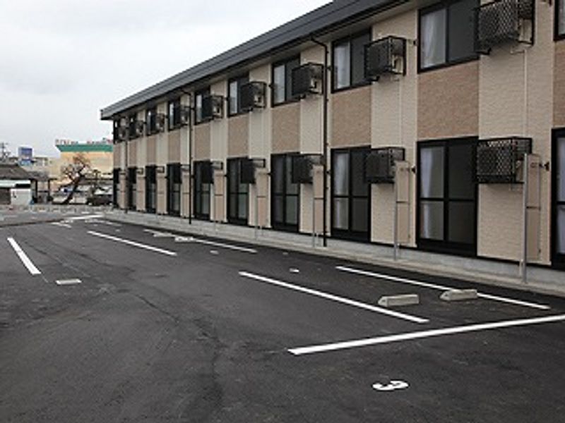 レオパレスイナホ 駐車場