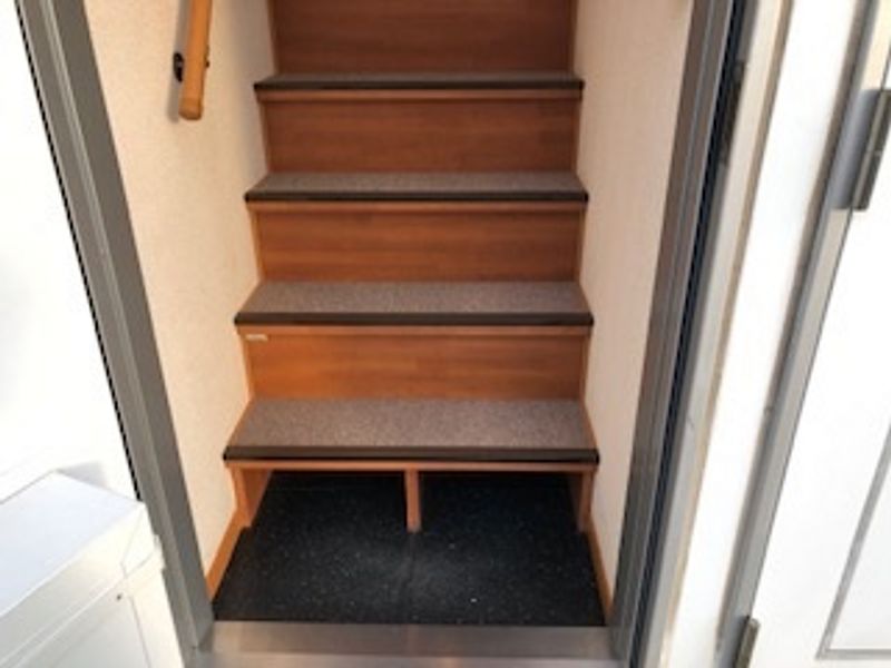 レオパレスイースト 玄関