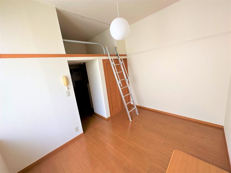 レオパレス篭山西 居間