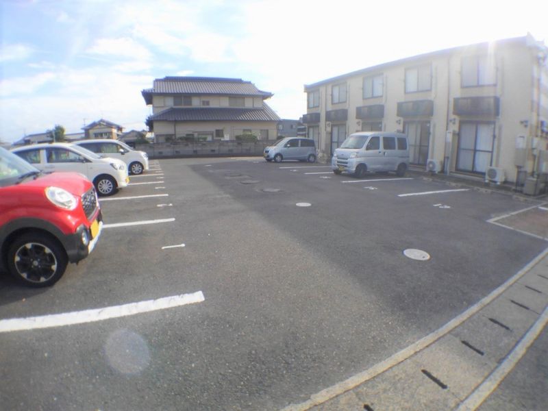 レオパレスＴＡＫＥＳＨＩＲＯ 駐車場