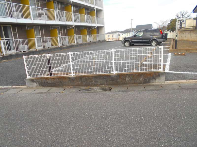 レオパレス駒場 駐車場