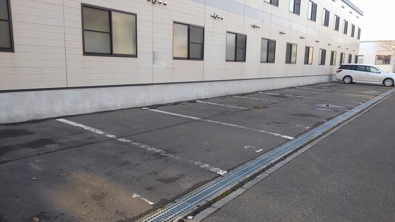 レオパレスメゾンド伏古 駐車場