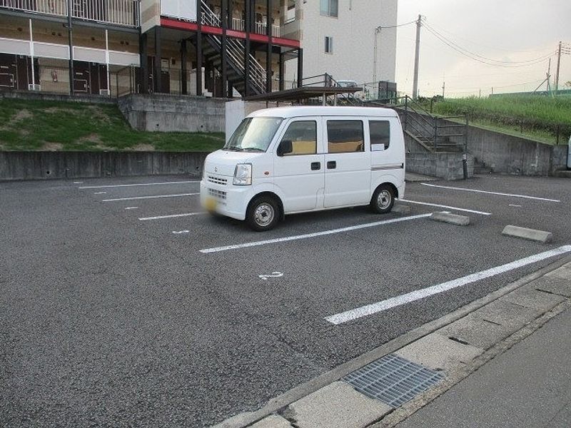 レオパレスフリー 駐車場