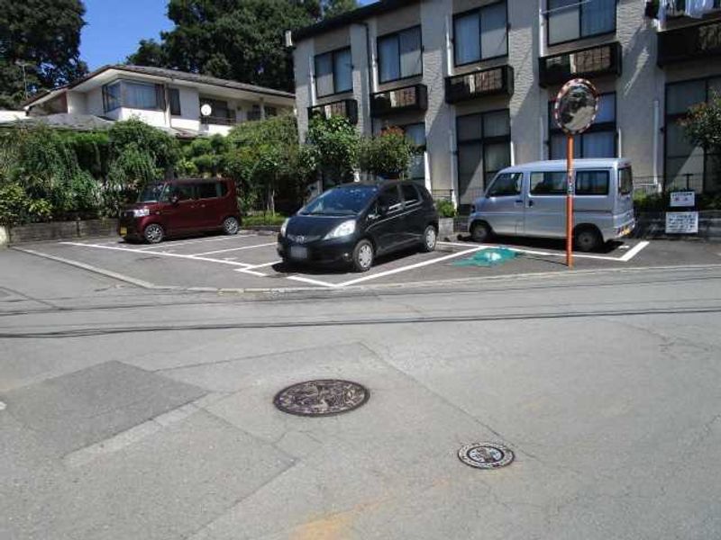 レオパレスファレノプチス 駐車場