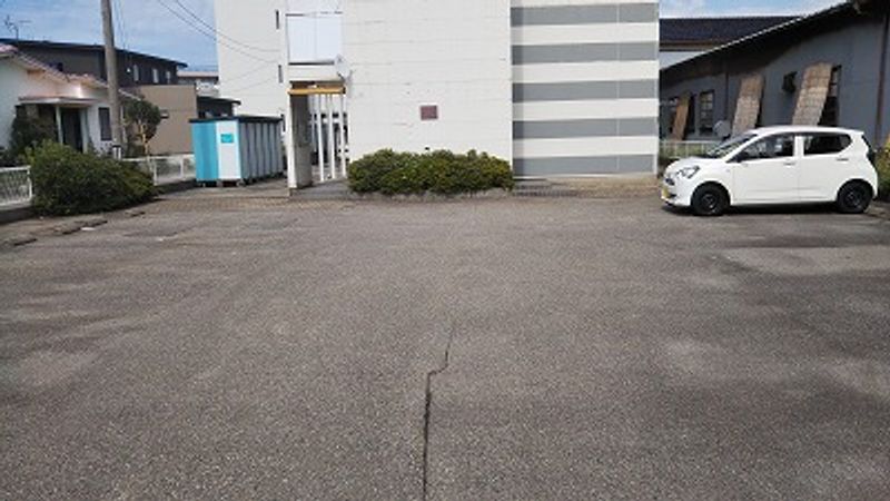 レオパレスコージー金石 駐車場