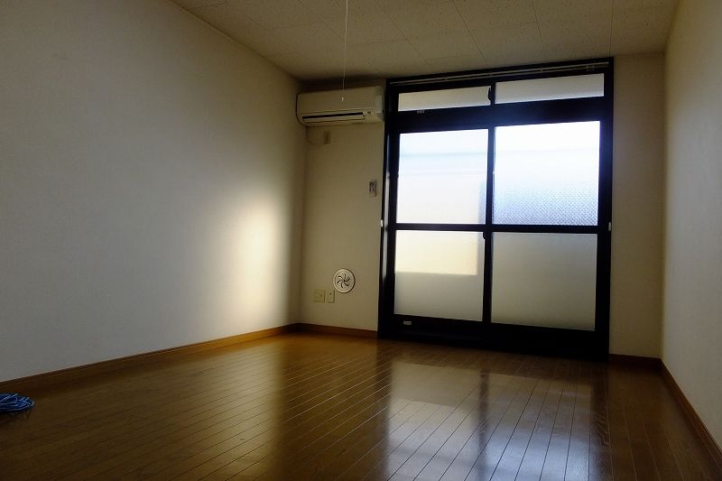レオパレスメイプルハイム高野台１号館 居間