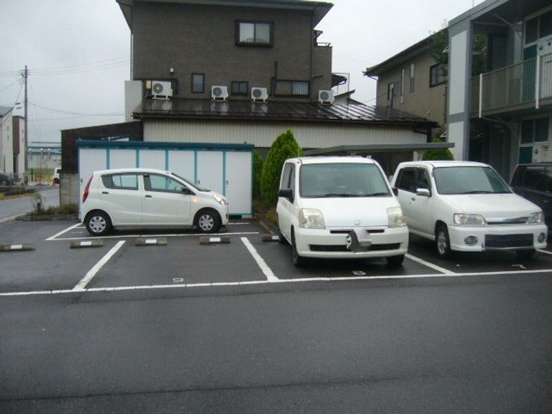 レオパレスサンテック 駐車場