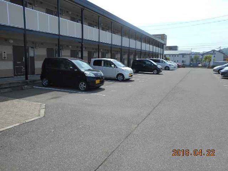 レオパレスＳＯＬＵＴＩＯＮＳ 駐車場