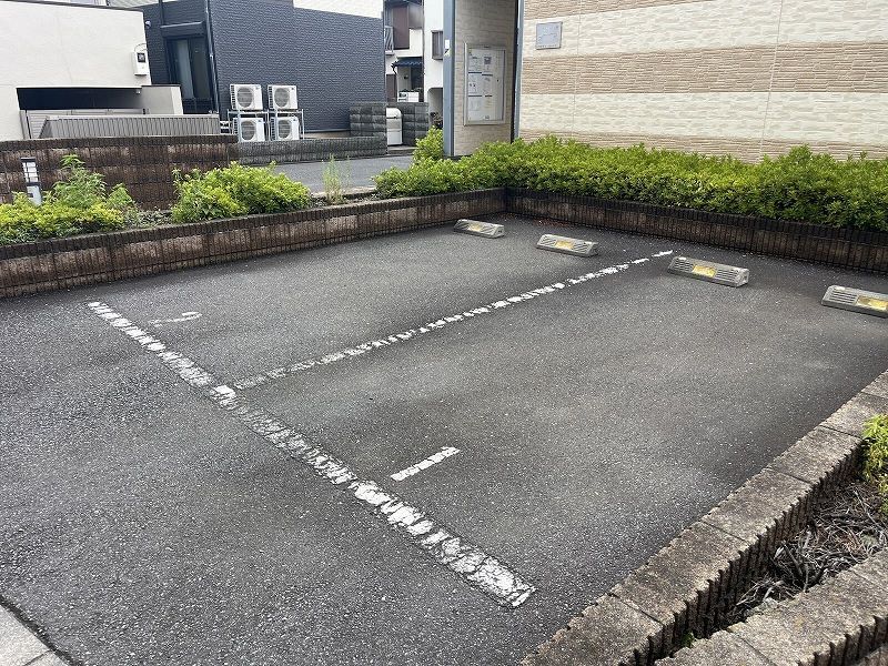 レオパレスプラネットホームズ 駐車場