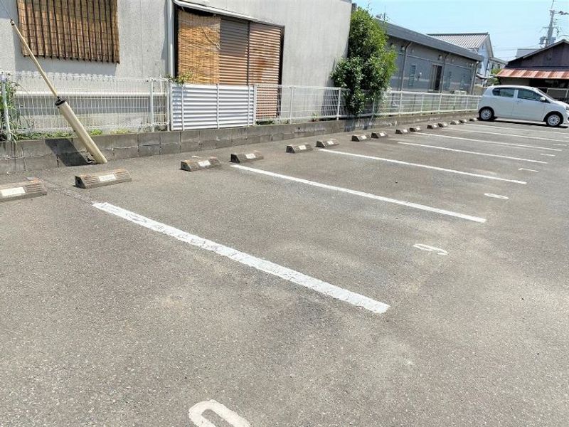 レオパレスアイ・ウィル 駐車場