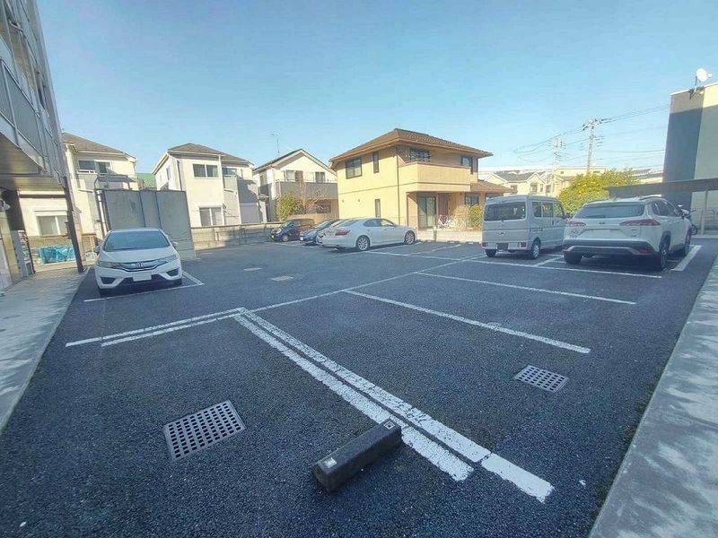 レオパレスウエストサイド白山 駐車場