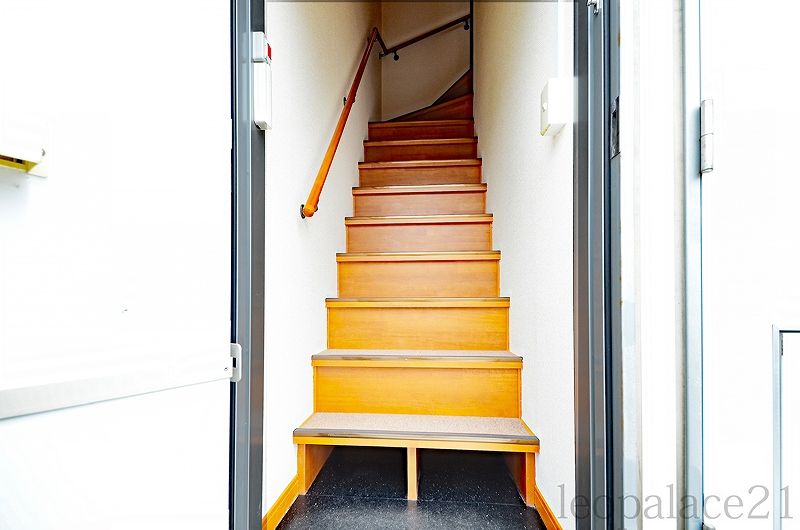 レオパレスカトレア 玄関
