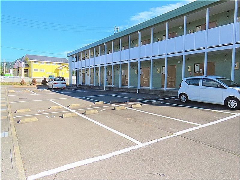 レオパレスＷＨＩＴＥ　ＷＥＬＬ 駐車場