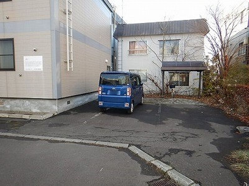 レオパレスエムス 駐車場