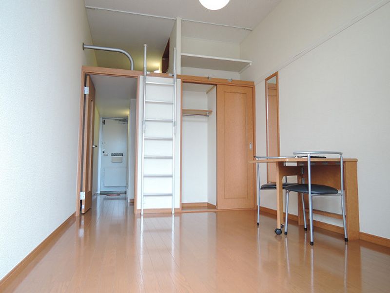 レオパレスアベンタ神武 居間