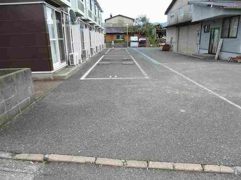 レオパレスおおむら 駐車場