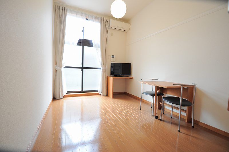 レオパレスカメリア五番館 居間