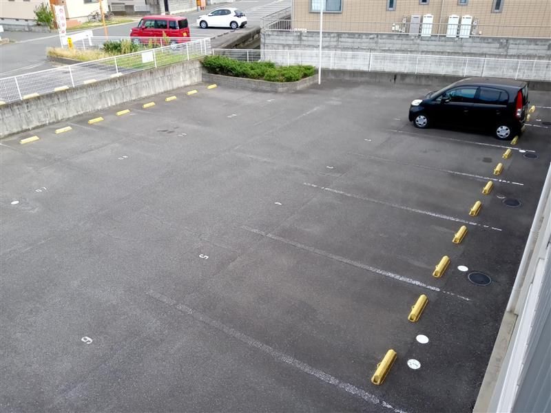 レオパレスアイボリーＤ 駐車場