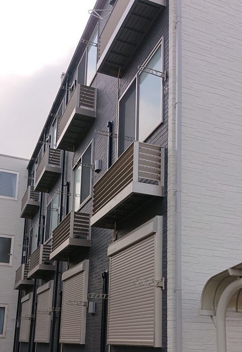 CLEINO T Villeneuve Balcony