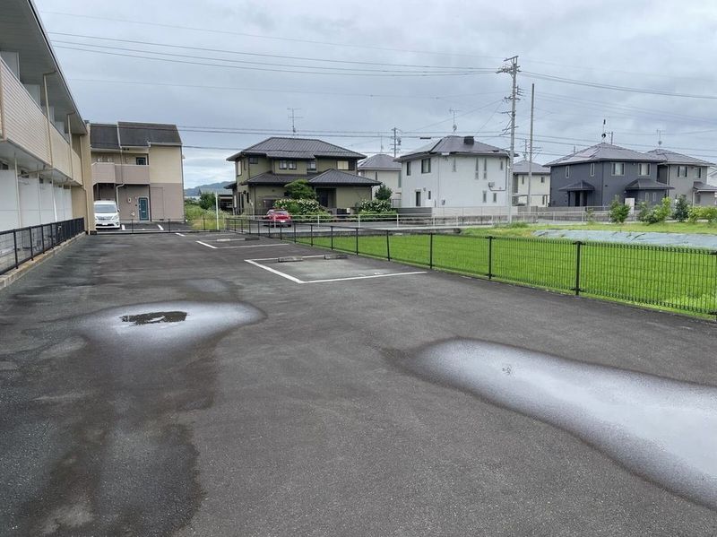 レオパレスバロン 駐車場