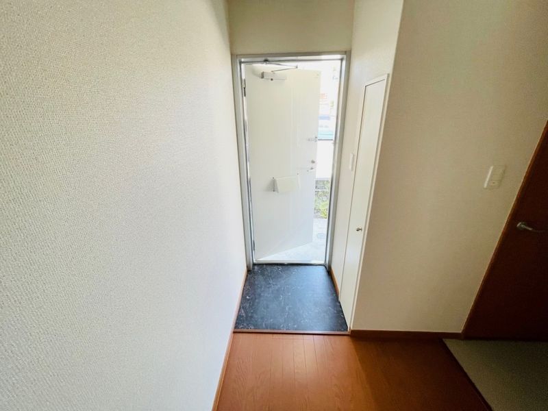 レオパレスプレズィール 玄関