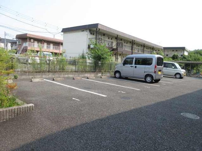 レオパレス三輪 駐車場