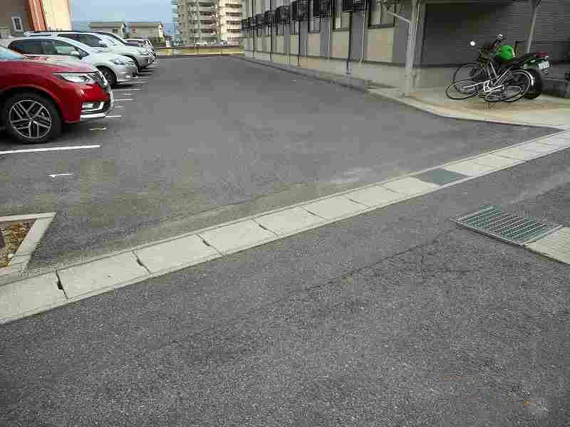 レオパレスＡＲＡＷＡＩ 駐車場