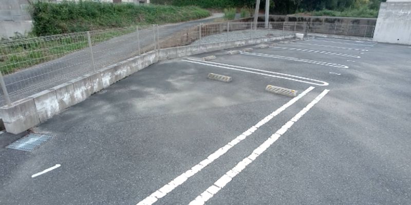 レオネクスト長行 駐車場