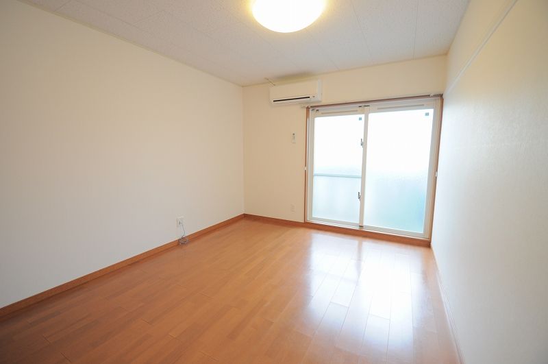 レオパレス川西 居間