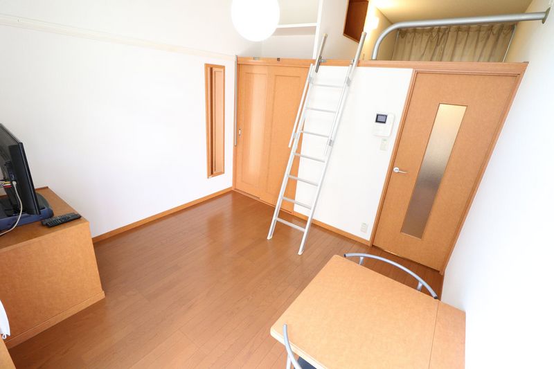 レオパレスルーチェ 居間