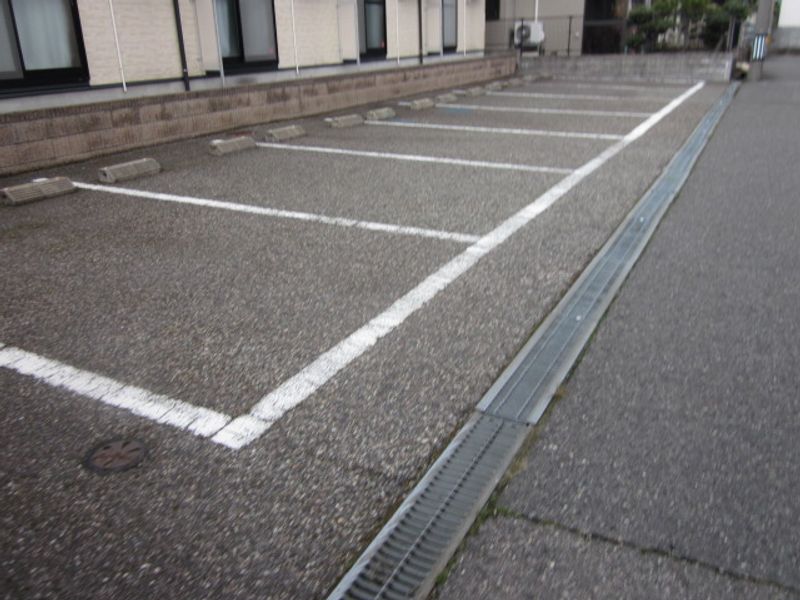 レオパレスユータス 駐車場