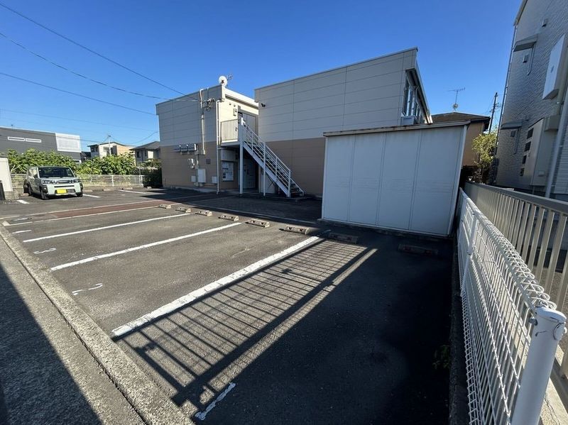 レオパレスｐｉｎｅ　ｃｒｅｓｔ 駐車場