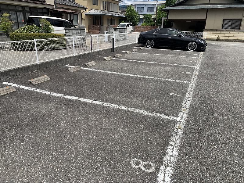 レオパレス芙蓉 駐車場